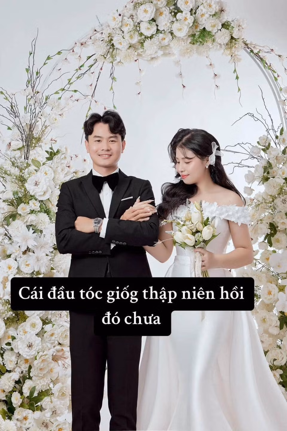 Cô dâu cho rằng kiểu tóc này khá giống thập niên hồi đó, chứ không hề giống kiểu tóc hiện đại, mang nét Hàn Quốc mà cô muốn.