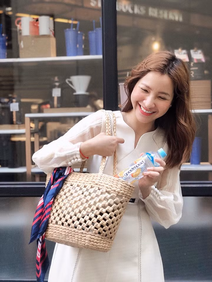 Từng tốt nghiệp khoa diễn viên kịch tại Cao đẳng sân khấu điện ảnh, nữ VJ Kim Nhã tham gia vào nhiều bộ phim như: Gia đình số đỏ, Cầu vồng đơn sắc, 12 chòm sao: Vẽ đường cho yêu chạy...
