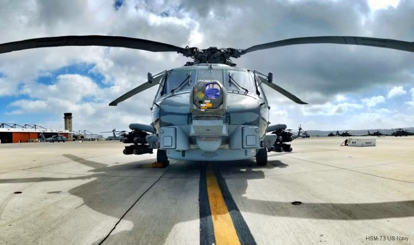 MH-60R được trang bị 2 động cơ turboshaft General Electric T700-GE-401C, công suất 1.890 mã lực/động cơ, tốc độ tối đa 270 km/h, phạm vi hoạt động 834 km. Trực thăng được vận hành bởi phi hành đoàn 3-4 người.