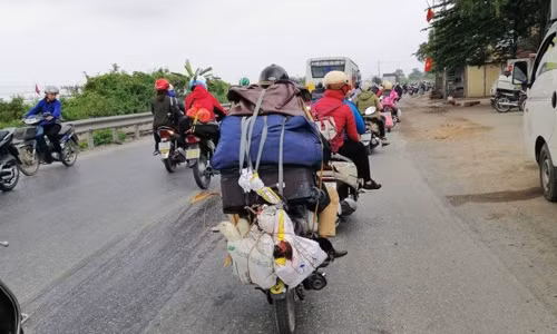 Mỗi lần về quê, đặc biệt là sau khi kết thúc kỳ nghỉ Tết, ai cũng tay xách nách mang, chở cả một "vũ trụ" đồ quê lên thành phố tiếp tục học tập và làm việc.