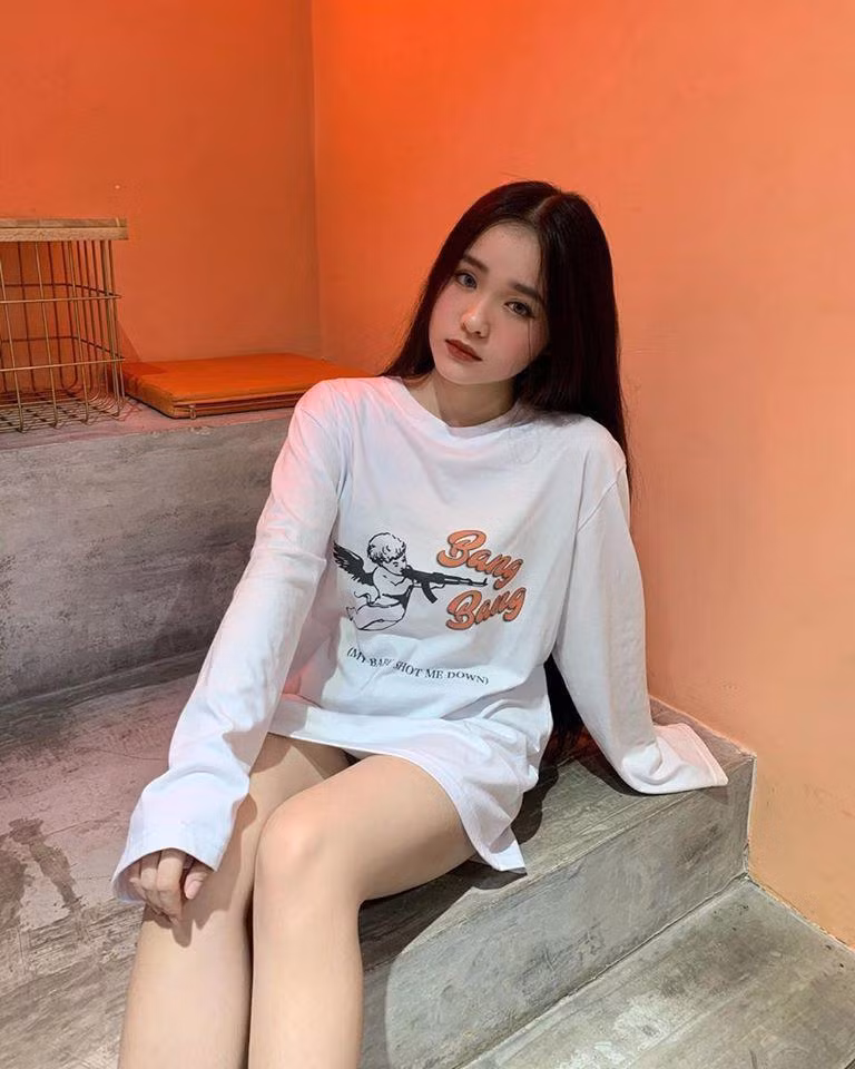 Khi phối đồ với áo croptop, Anh Thư thường ưu tiên chọn kiểu quần ống rộng trendy, mix cùng giày sneaker giúp set đồ vừa có nét quyến rũ mà vẫn tràn đầy vẻ trẻ trung, năng động của tuổi 18.