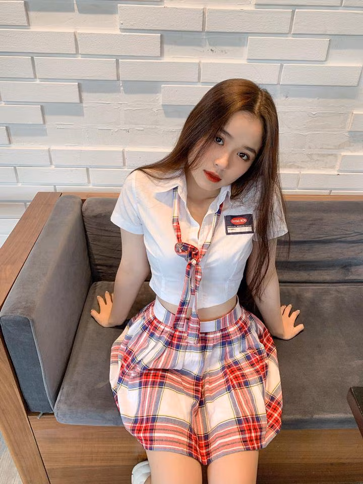 Mới ở độ tuổi 18 nhưng Anh Thư tự tin diện nhiều trang phục táo bạo, quyến rũ, tuy nhiên vẫn rất phù hợp và không hề phản cảm. Phong cách thời trang này của Anh Thư được nhiều cô nàng yêu thích và theo dõi để học hỏi.
