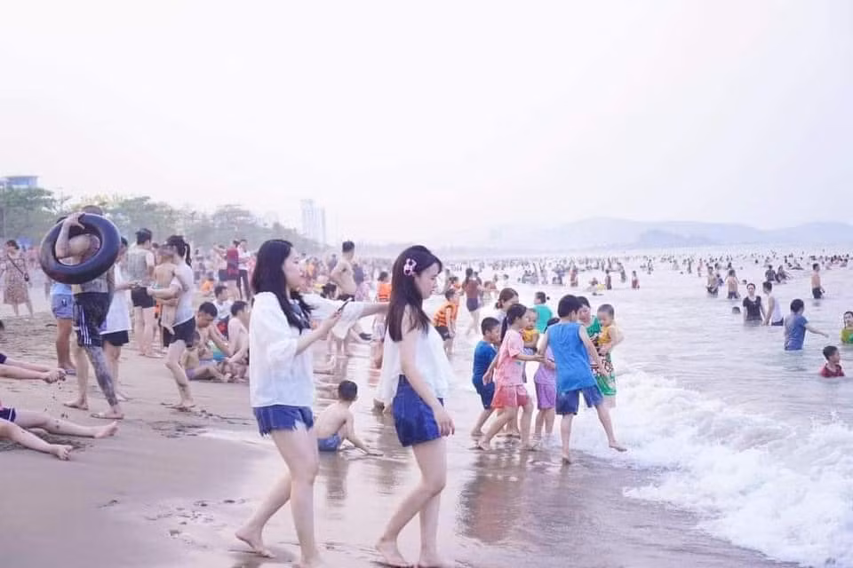 Ở miền bắc, các địa điểm có biển nổi tiếng như Hải Phòng, Quảng Ninh đã đông đúc từ ngày lễ đầu tiên. Ở miền Trung các tỉnh kéo dài từ Thanh Hóa - Quảng Bình khách du lịch cũng tập trung ở biển.