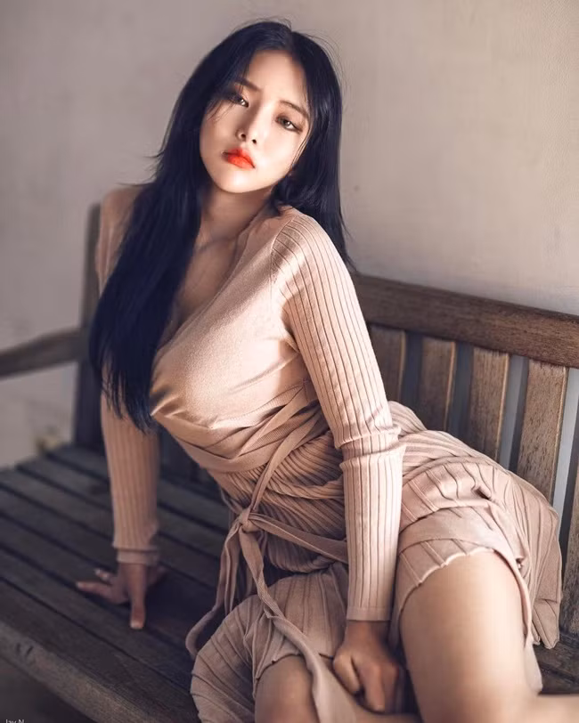 Biểu cảm gương mặt trong những bức ảnh của cô cũng rất gợi cảm.