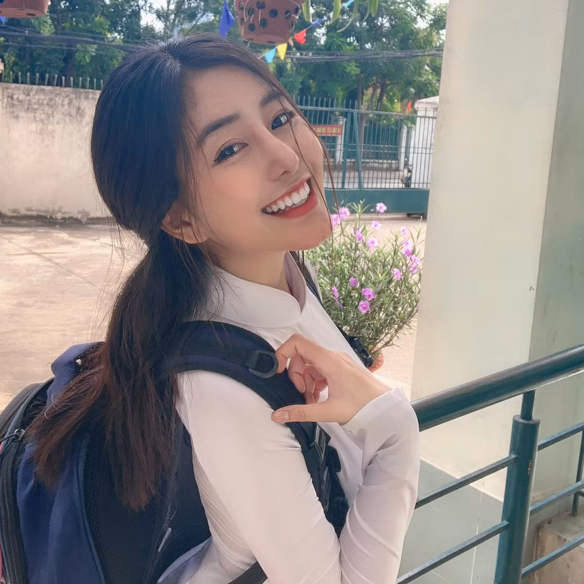 Võ Ngọc Trân (sinh năm 2001, TPHCM) nổi lên nhờ bức ảnh cổ vũ đội tuyển U23 Việt Nam. Khi bị dân mạng nghi "dao kéo", hot girl ngực khủng phủ nhận phẫu thuật thẩm mỹ.