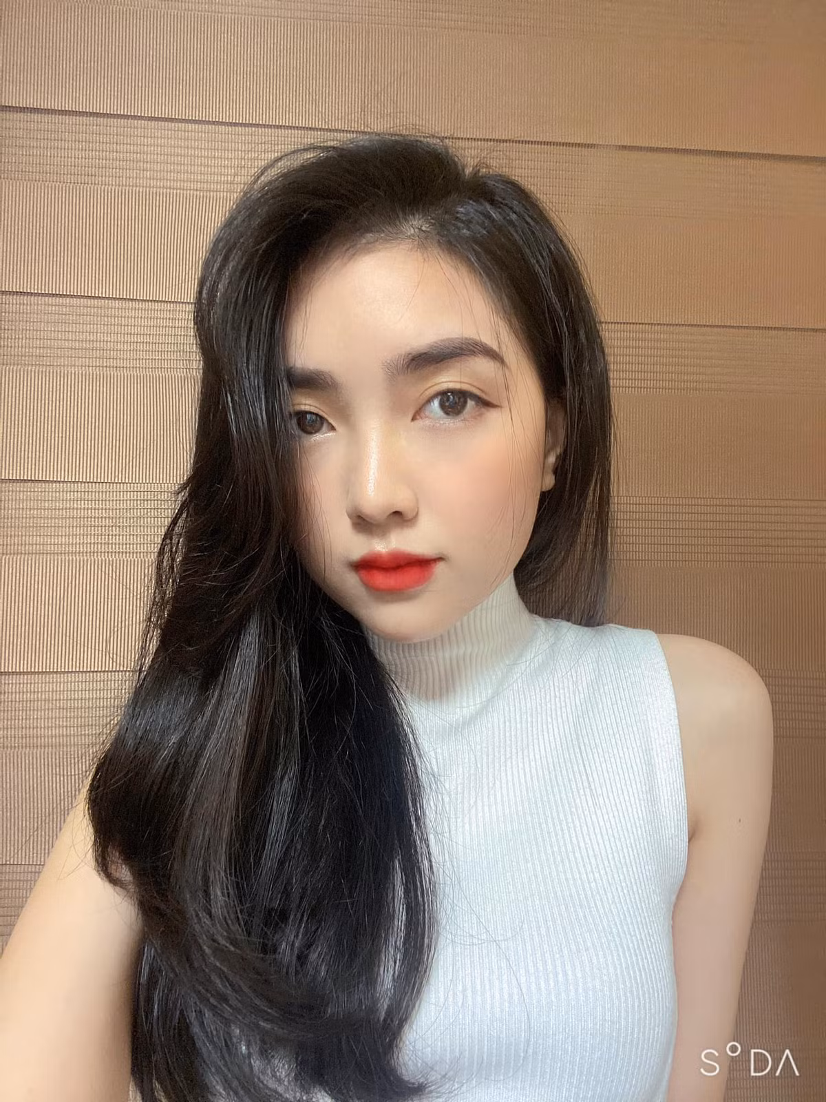 Mai Hà Trang ở hữu nhan sắc xinh đẹp đúng chuẩn hot girl với đôi mắt to, làn da trắng mà môi đỏ mọng. Cô được đánh là là một trong những nàng WAGs Việt xinh đẹp nhất.