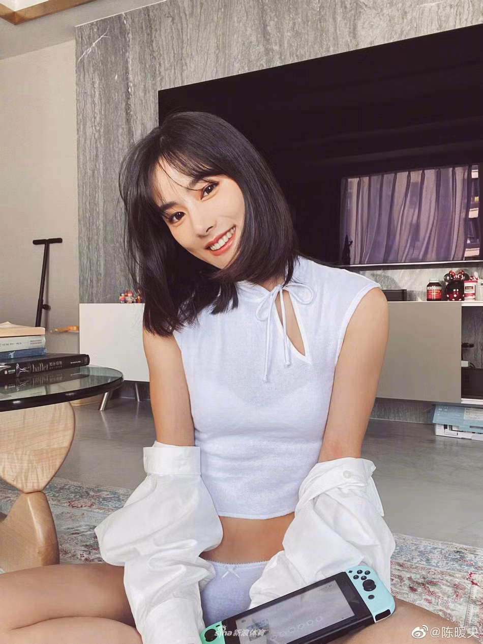 Trần Noãn Ương (Chen Nuan Yang) năm 2015 bỗng nổi tiếng trên mạng xã hội Trung Quốc sau khi gây sốt với những hình ảnh tập gym đáng nể. Tuy Tuy vậy, vóc dáng của nữ gymer không hề vai u thịt bắp mà rất săn chắc, khỏe mạnh và cân đối. Mới đây, cô tiếp tục tung bộ ảnh gây sốt với vẻ ngoài xinh đẹp không đổi sau 5 năm.