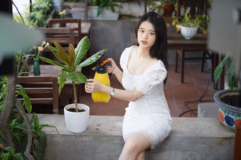 Bên cạnh đó, cũng có 1 số bình luận cho rằng Linh Ka mua follow và không xứng đáng sánh ngang với các hot girl hiện tại.