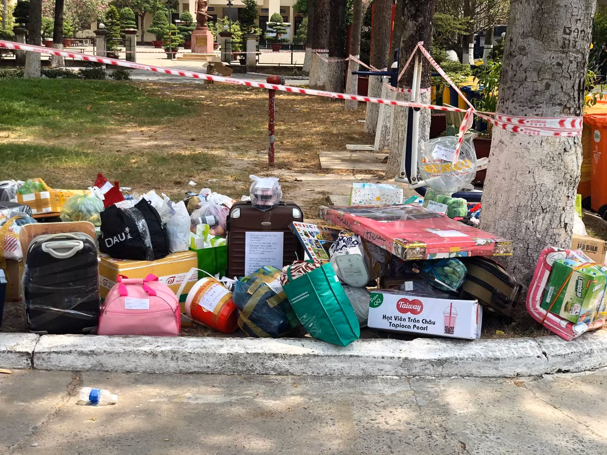 Hàng hóa mà mọi người trong khu cách ly được gia đình gửi vào rất nhiều, có cả trà sữa trân châu, chăn nệm, sữa, bánh,....Đi cách ly mà cứ ngỡ như đi dã ngoại.