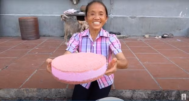 Được nhiều bạn trẻ sành ăn yêu thích, món bánh oreo cheesecake hoa anh đào độ 2 tháng vừa qua trở thành món hấp dẫn sau trend bánh mì bơ tỏi. Tự học trên mạng bà Tân cũng chuẩn bị những nguyện liệu nhập khẩu cực xịn để 'chơi lớn' làm một món bánh kem hấp dẫn, béo ngậy.