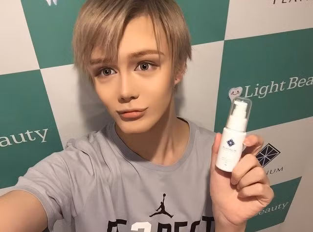 Được biết, chàng trai Nhật Bản sở hữu gương mặt như "người sáp" này là Masashi Kuwata (SN 1994), nghệ danh là Matt. Anh chàng là con trai thứ 2 của cựu danh thủ bóng chày Masumi Kuwata. Matt hiện tại đang theo đuổi sự nghiệp người mẫu.