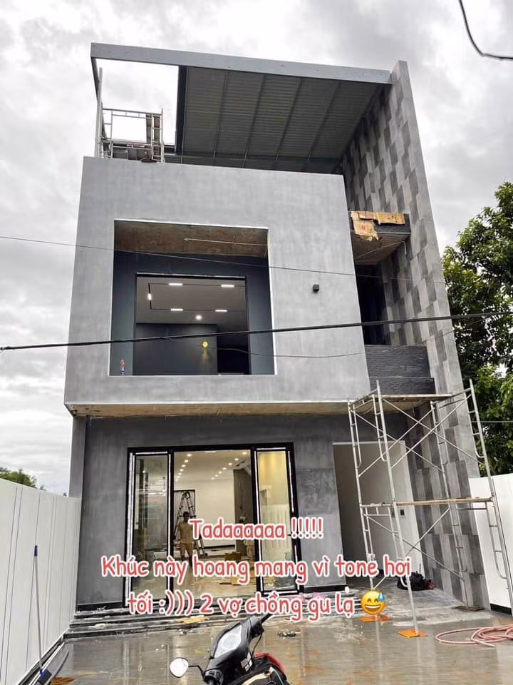 Nữ chủ nhân không khỏi phấn khích nhưng cũng khá hoang mang vì tone nhà hơi tối.