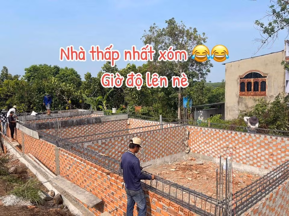 Theo lời chia sẻ, khi các hộ gia đình xung quanh đã xây cao, thì trong tay 2 vợ chồng chỉ là mảnh đất "thấp nhất xóm".
