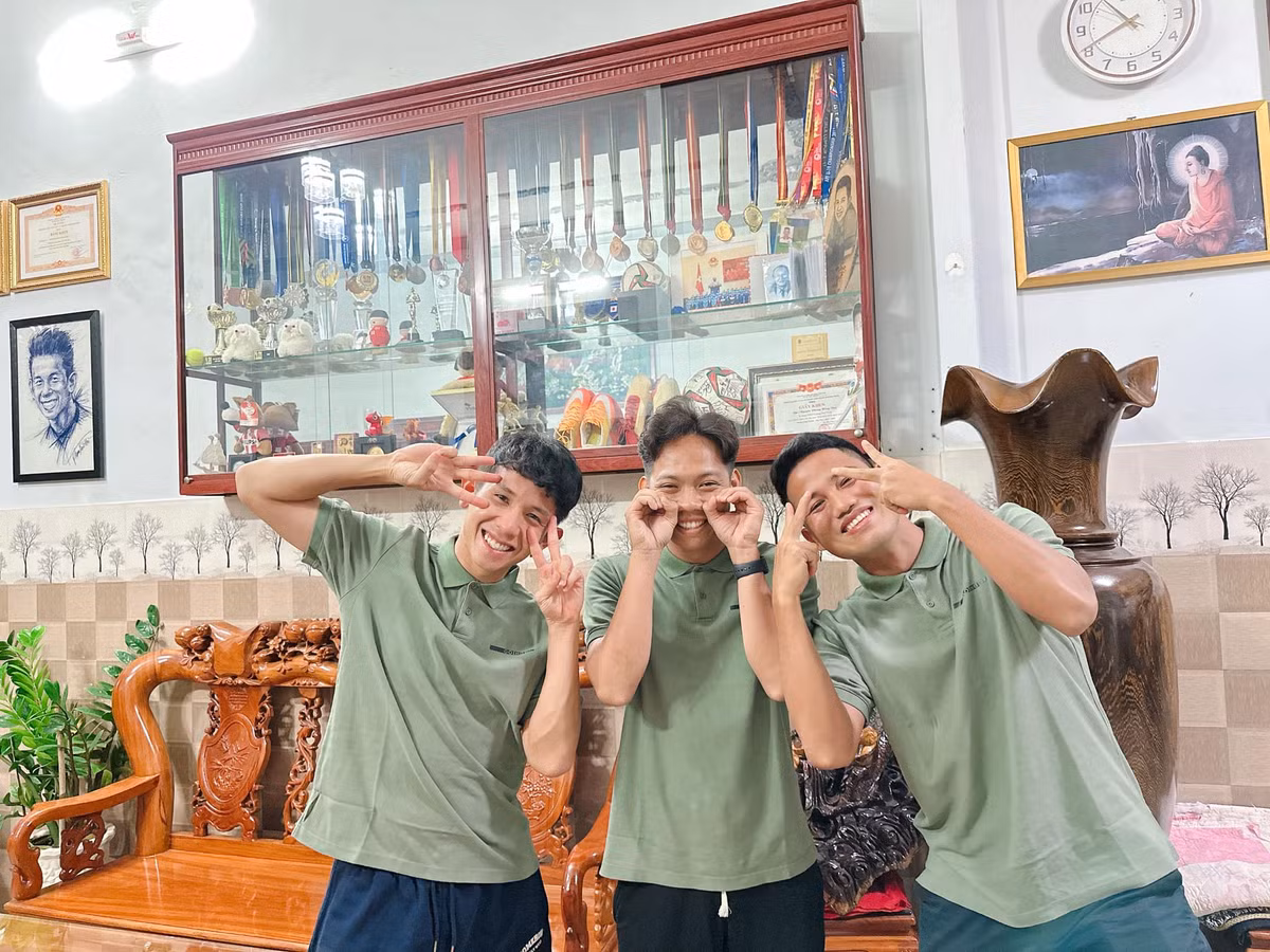 Hồng Duy cũng được biết đến là một cầu thủ có tính cách vui vẻ, hòa đồng và hài hước. Anh cùng đồng đội thường có những khoảnh khắc thân thiết.