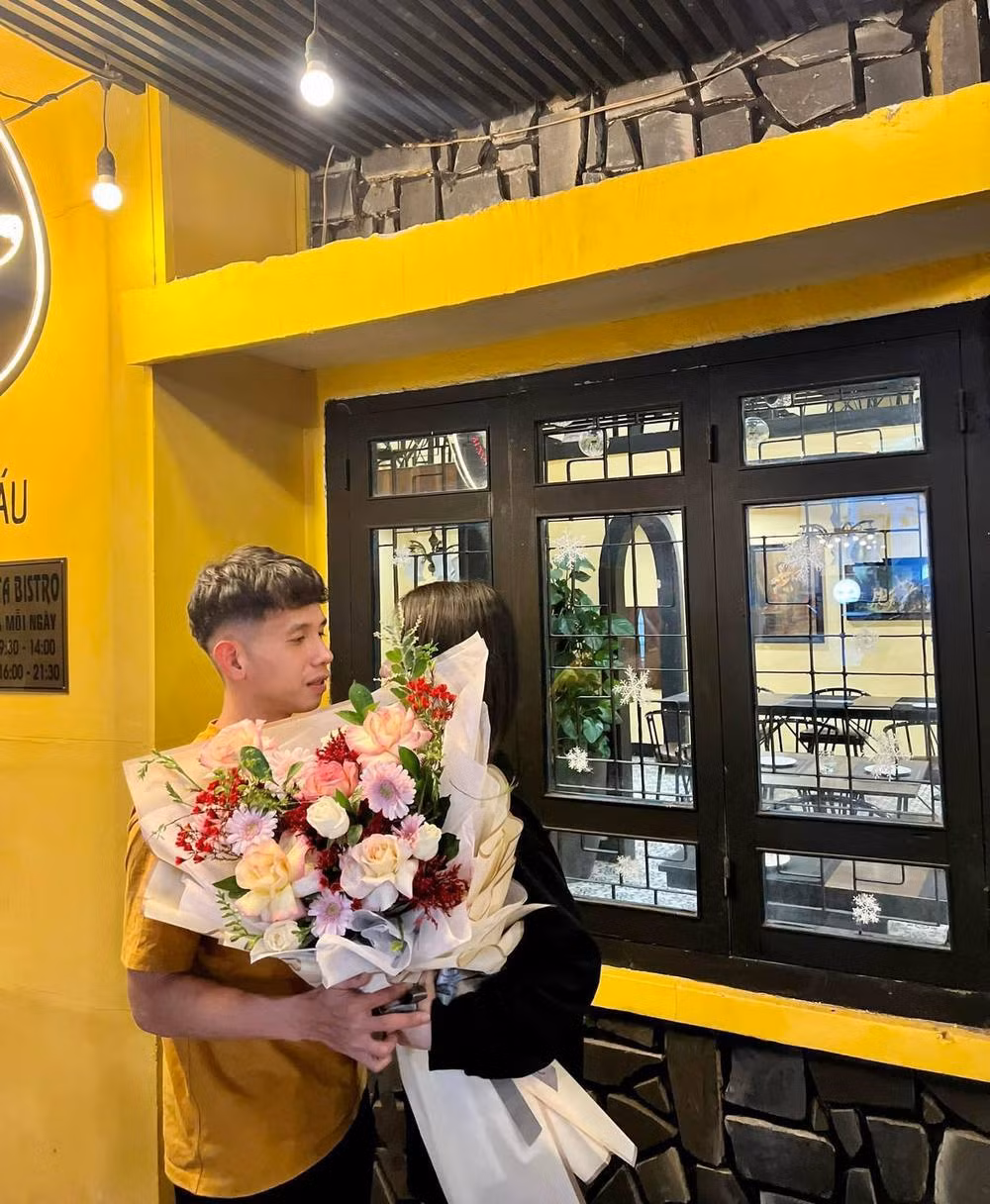 Thế nhưng gần đây, chàng hậu vệ bắt đầu có động thái công khai người yêu. Anh thường xuất hiện cùng với 1 cô gái thế nhưng người hâm mộ vẫn tò mò vì chưa biết được khuôn mặt cô gái đó như thế nào.