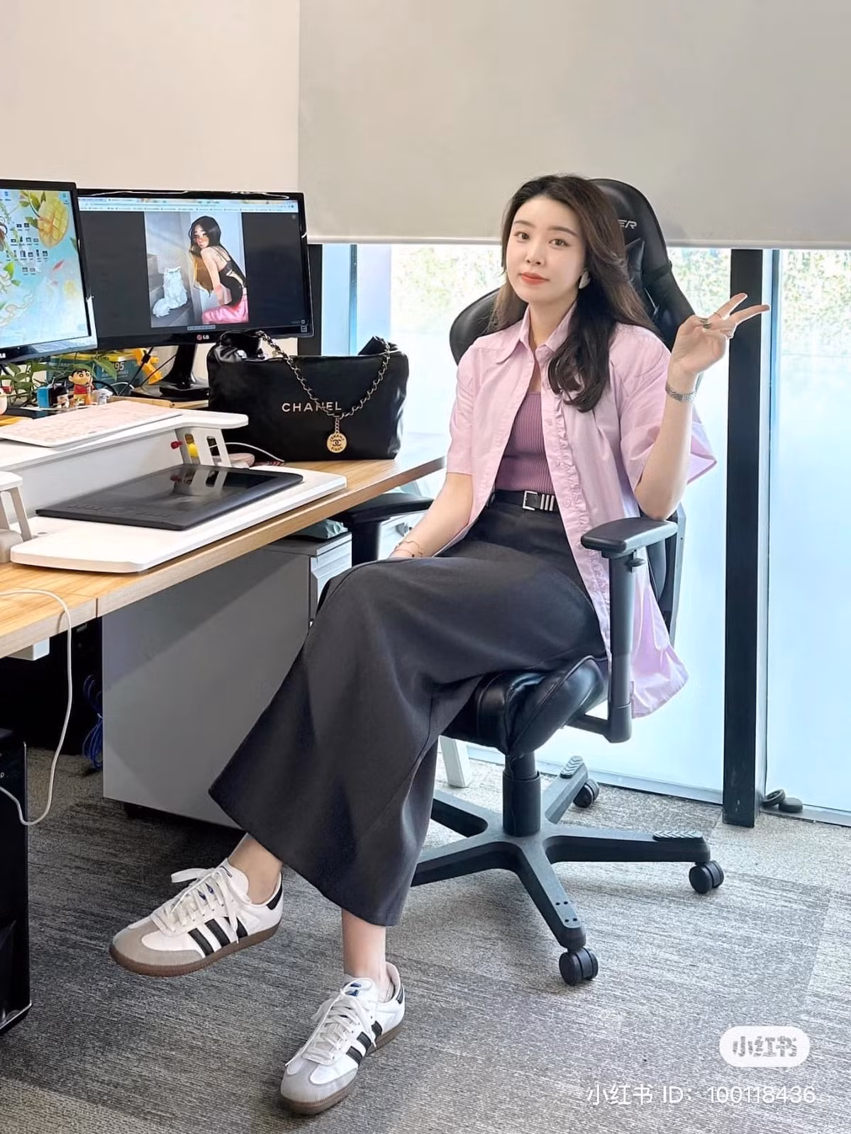Vẫn là chân váy dài nhưng trông năng động hơn khi phối cùng sơ mi sáng màu.