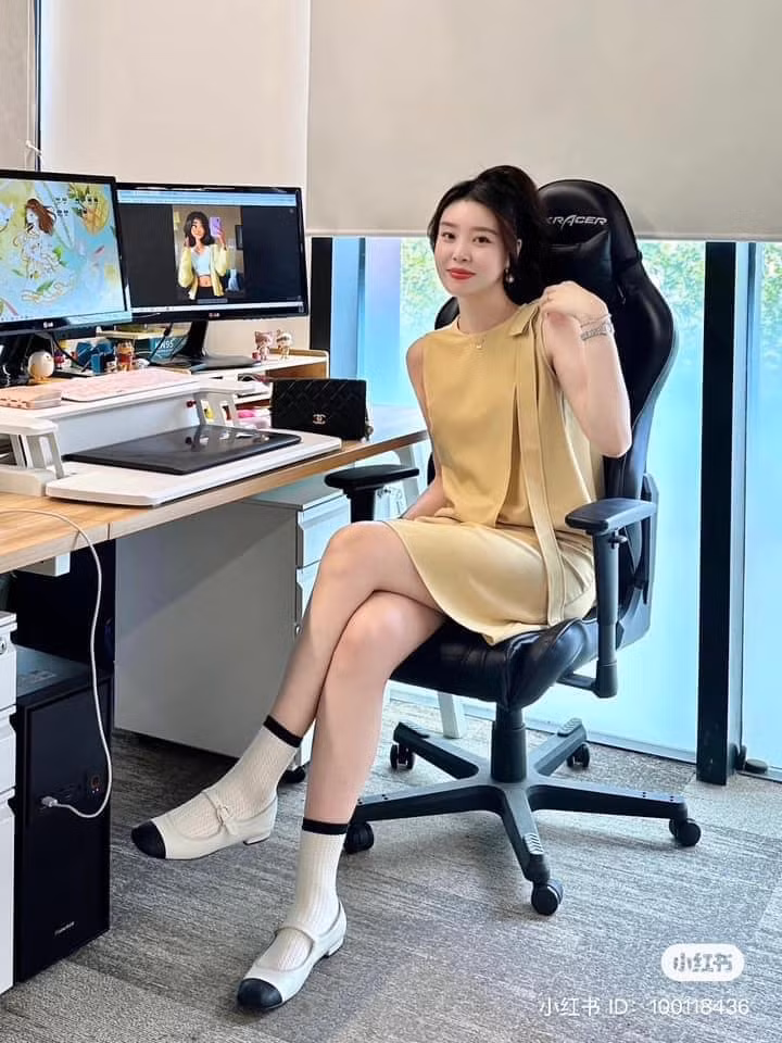 Thứ 3 trẻ trung với chiếc váy vàng và kiểu tóc búi cao.