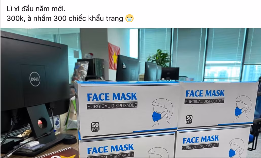 Thưởng Tết, lì xì đầu năm của cơ quan là 4 hộp khẩu trang phòng virus corona vô cùng có ích, sử dụng được ngay mà lại đảm bảo cho sức khoẻ của bản thân. Ảnh: Tuấn Mark.