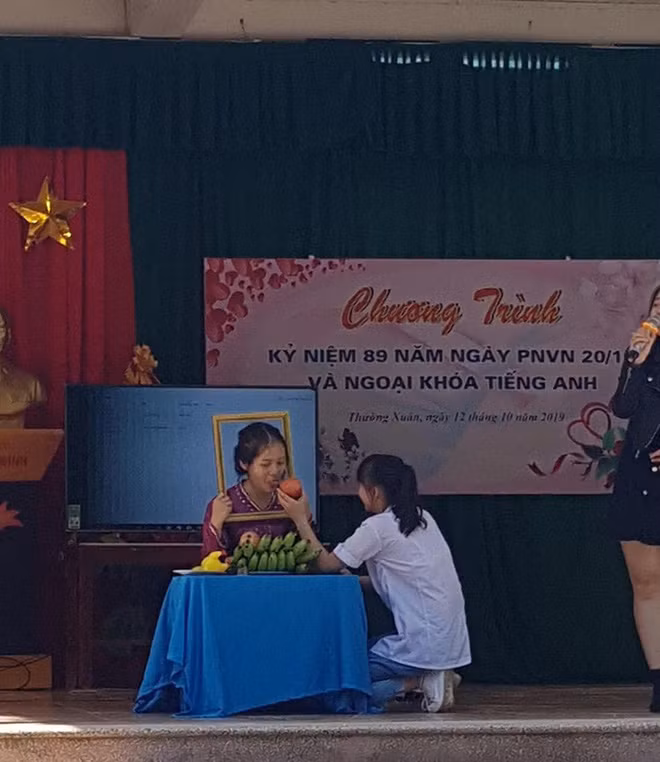 Cụ thể, theo chủ nhân của bài đăng tâm sự, đây là một vở kịch nằm trong chương trình kỷ niệm 69 năm ngày Phụ nữ Việt Nam 201/10 và ngoại khóa tiếng Anh do trường THPT Cầm Bá Thước (Thường Xuân, Thanh Hóa).