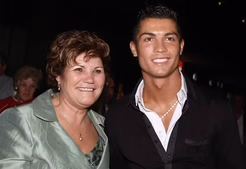 Ronaldo chia tay bạn gái vì bị Vua bọ cạp cám sùng?-Hinh-2