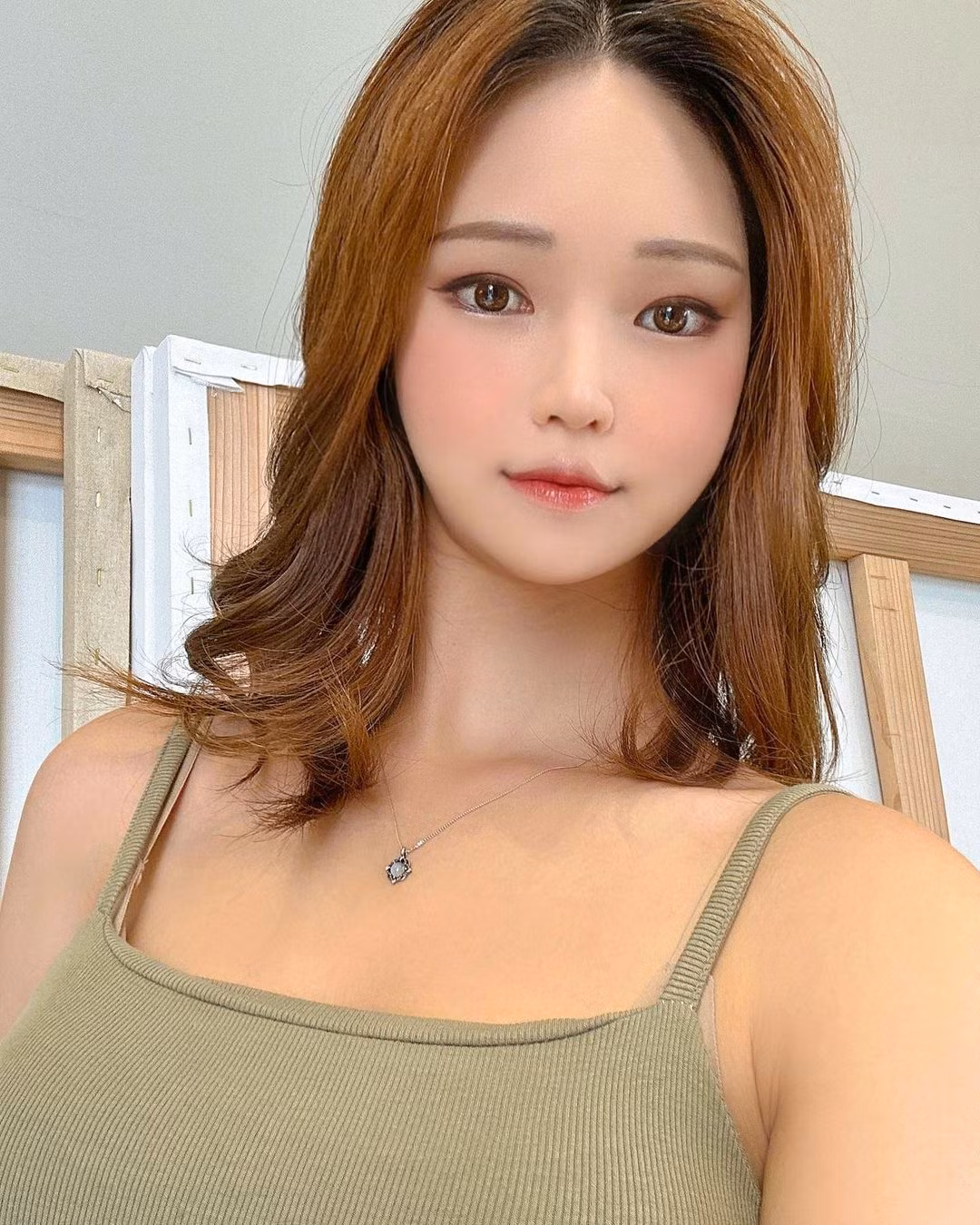 Yuyuhwa ở hữu gương mặt ưa nhìn, khả ái khiến nhiều người phải thốt lên "gương mặt học sinh nhưng thân hình phụ huynh".