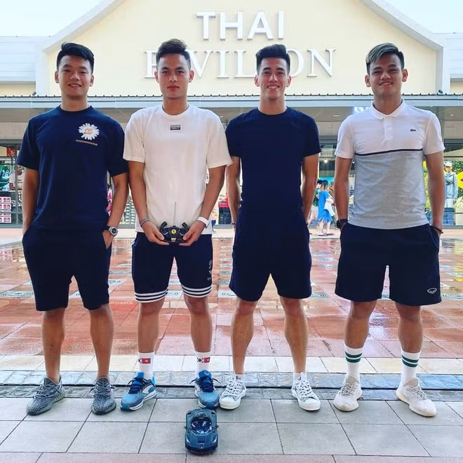 Trước khi VCK U23 Châu Á 2020 diễn ra, các cầu thủ của U23 Việt Nam có thời gian đi vui chơi, mua sắm tại Bangkok, Thái Lan. Trên trang cá nhân, "Hội độc thân vui tính" gồm Thành Chung, Đức Chiến, Tiến Linh, Tấn Tài khoe đi mua sắm tại khu chợ nổi tiếng. "Thánh thả thính" Chiến Băng có vẻ rất thích thú với đồ chơi điều khiển từ xa.