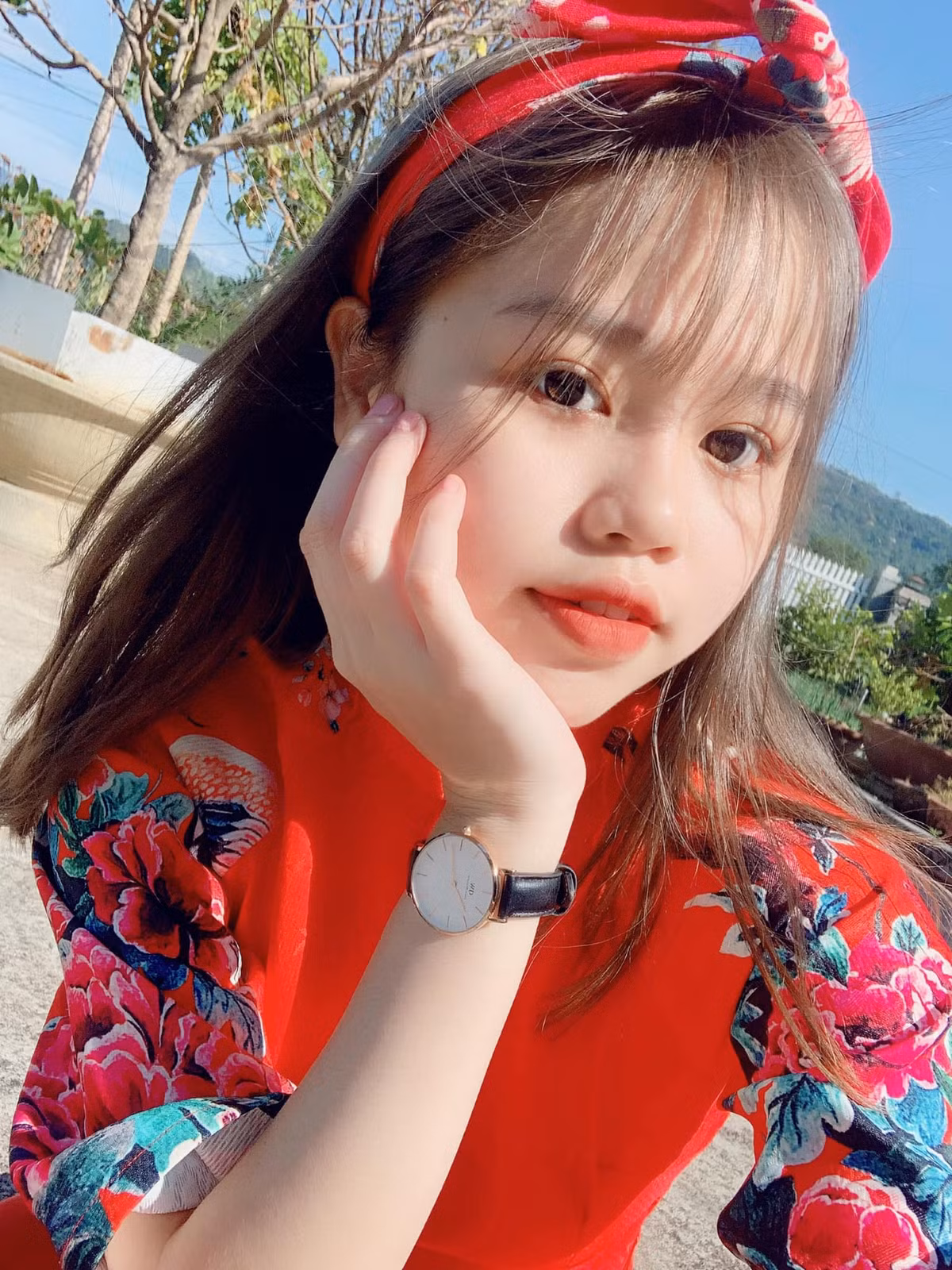 Trên trang cá nhân, cô nàng sở hữu hơn 3000 lượt theo dõi và trên Instagram cũng là con số tương tự. Chứng tỏ Huỳnh Anh cũng là một hot girl có tiếng tăm trước khi dính tin đồn hẹn hò với cầu thủ nổi tiếng.