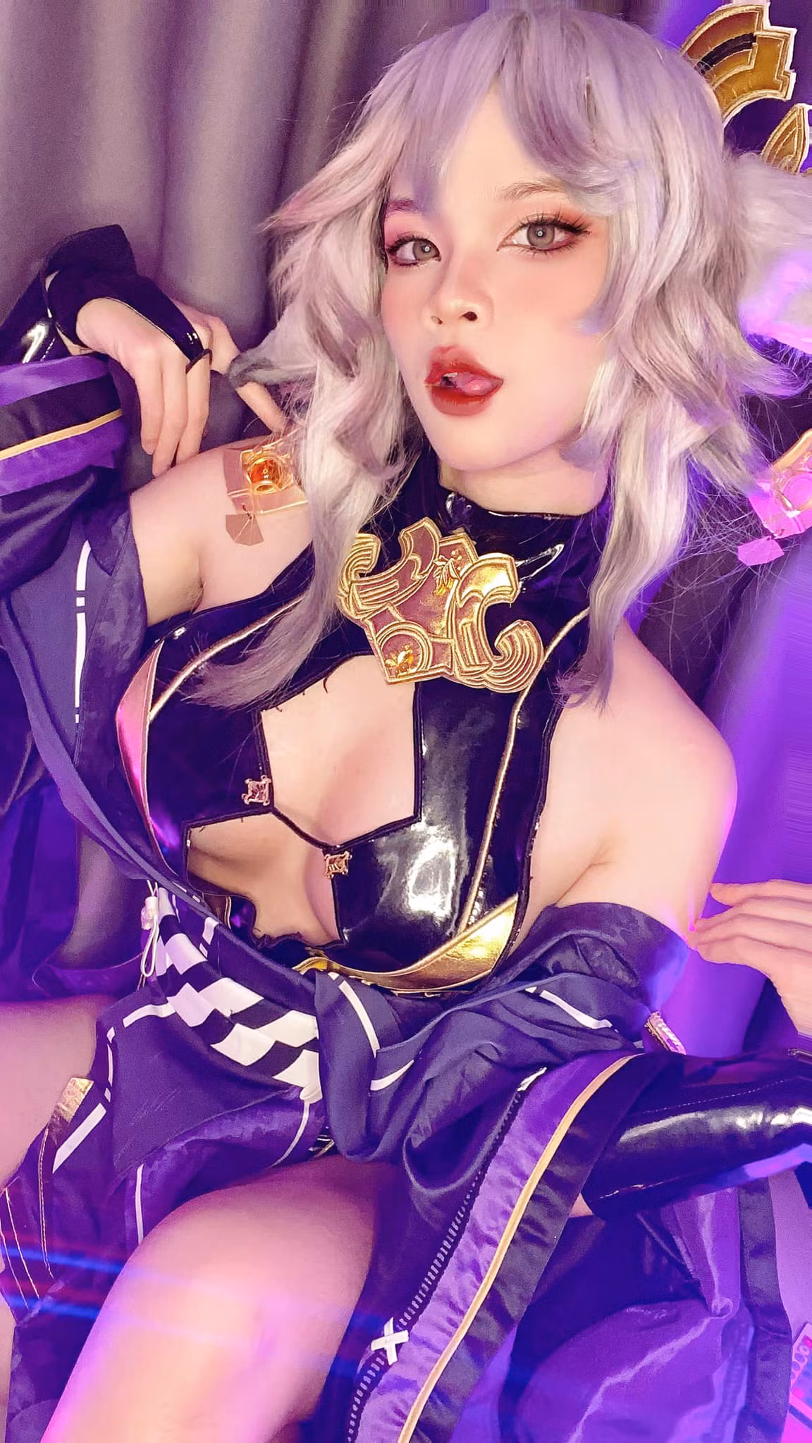 Phong cách của nàng cosplayer này vô cùng táo bạo. Bên cạnh fan của cô, nhiều người cho rằng nữ coser đang có phần phản cảm, cố tình "khoe da thịt" quá đà với phong cách thể hiện trên.