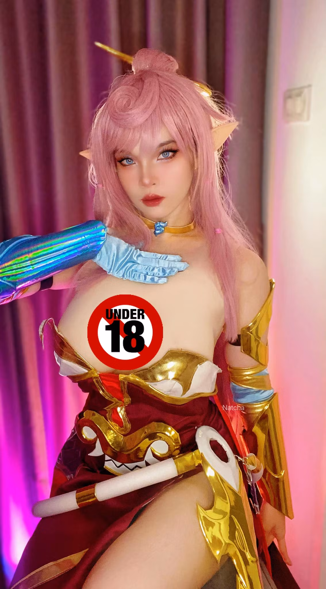 Cô nàng này đã hóa thân thành vị tướng Tel’Annas của tựa game Liên Quân Mobile. Bên cạnh gương mặt xinh đẹp, phục trang bắt mắt cùng bộ wig chuẩn chỉnh thì hot girl này không ngại để hở gần như trọn vòng 1 khiến netizen "bỏng mắt".