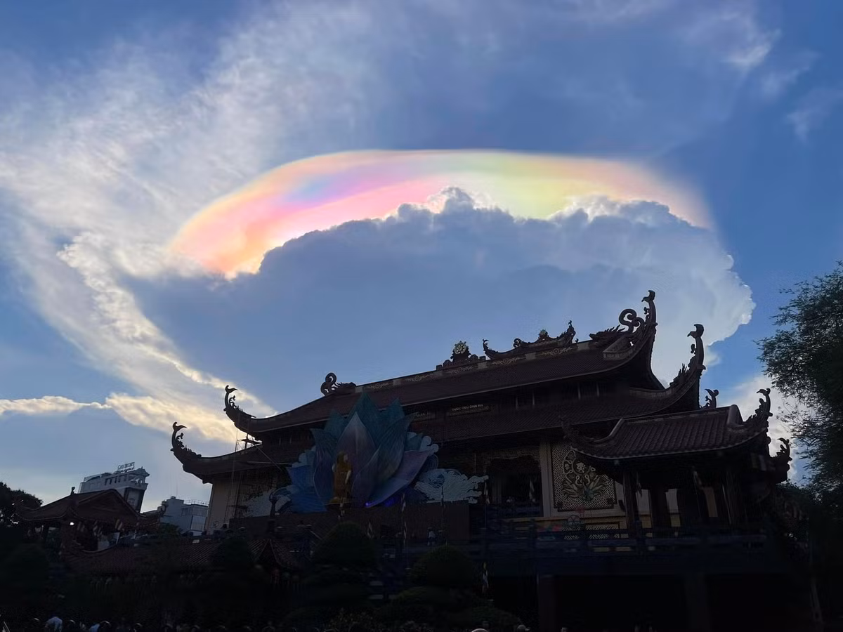 Chiều ngày 12/5, chòm mây ngũ sắc tuyệt đẹp khiến nhiều người dân TP.HCM không khỏi bất ngờ và thích thú.