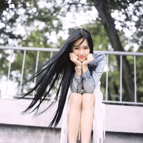 Huang Cancan (sinh năm 1995) từng nổi tiếng trên mạng bởi những bức ảnh khả ái, xinh xắn như thiên thần. Gương mặt thanh tú, tóc dài thướt tha, phong cách ăn mặc nhẹ nhàng, thanh lịch và biểu cảm xuất thần giúp cô được mệnh danh là "nữ thần Vũ Hán". Song người hâm mộ đã phải thất vọng khi xem những hình ảnh thực kém xinh của cô trên sóng truyền hình. Ảnh: Sina, ảnh chụp màn hình.