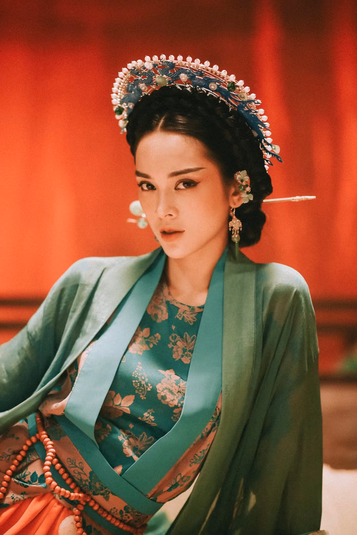 Quỳnh Lương (tên thân mật là Quỳnh Còi) sinh năm 1995 và là một người mẫu ảnh có tiếng tại Hà Nội. Khi nhận được lời mời tham gia MV của Trung Quân, cô nàng đã không ngần ngại mà đồng ý ngay vì đây là cơ hội để học hỏi, làm việc với những người chuyên nghiệp.