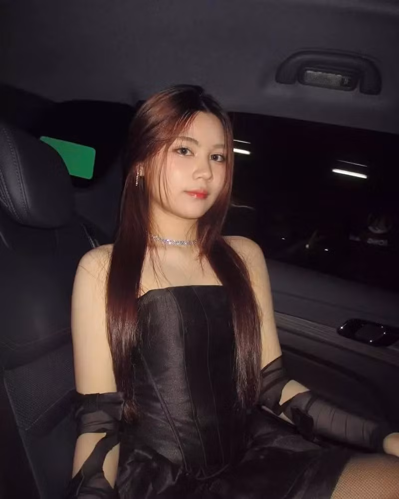 Hạt Dẻ Mai Thảo Ngọc - Con gái út nhà Quyền Linh trong những lần xuất hiện trước đó đều theo phong cách nàng thơ nhẹ nhàng như chị gái, tuy nhiên trong lần xuất hiện này, cô bé đã chọn cho mình phong cách cá tính, sắc sảo hơn với thiết kế váy màu đen huyền bí với những đường cắt xẻ duyên dáng.