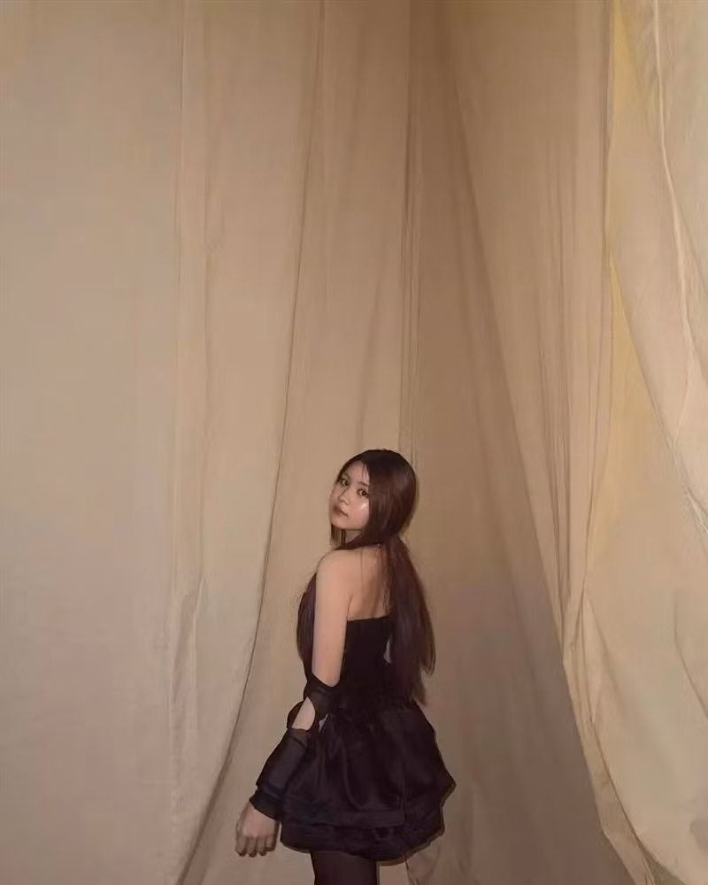 Đôi tất lưới mỏng cùng tông cũng được xem là điểm cộng giúp đôi chân thon của người mặc thêm thu hút.