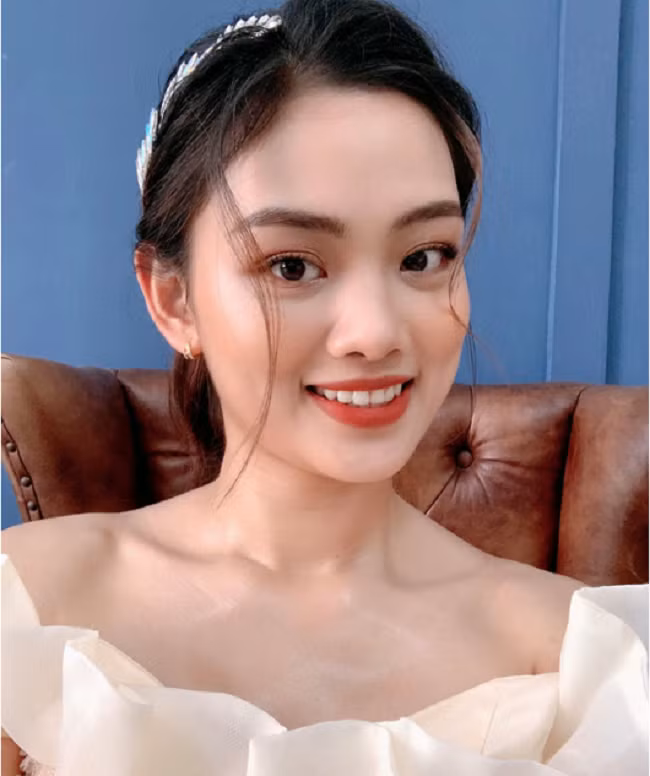 Cô nàng sở hữu nét đẹp nữ tính, dịu dàng.