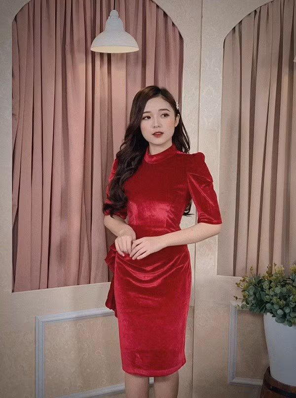 Phương Thảo đầy nổi bật trong chiếc đầm nhấn eo màu đỏ.