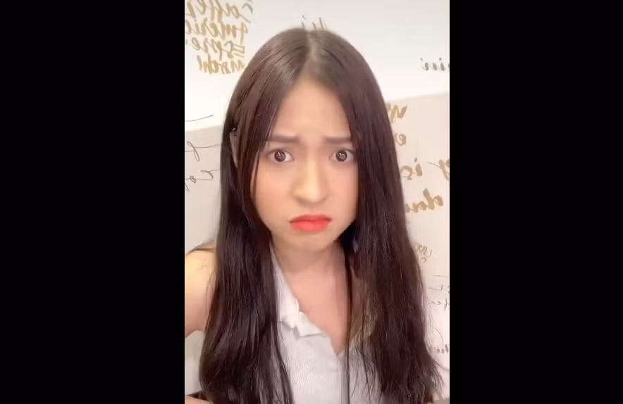 Ngay lập tức, clip trên trở thành tâm điểm chú ý của cộng đồng mạng với lượng tương tác cực cao. Nhiều bình luận cho rằng tất cả các clip được hot girl "bắp cần bơ" chính tay đăng tải thì đều xinh đẹp và thu hút, khác xa với hình ảnh chụp lén làm "náo loạn" mạng xã hội những ngày vừa qua.