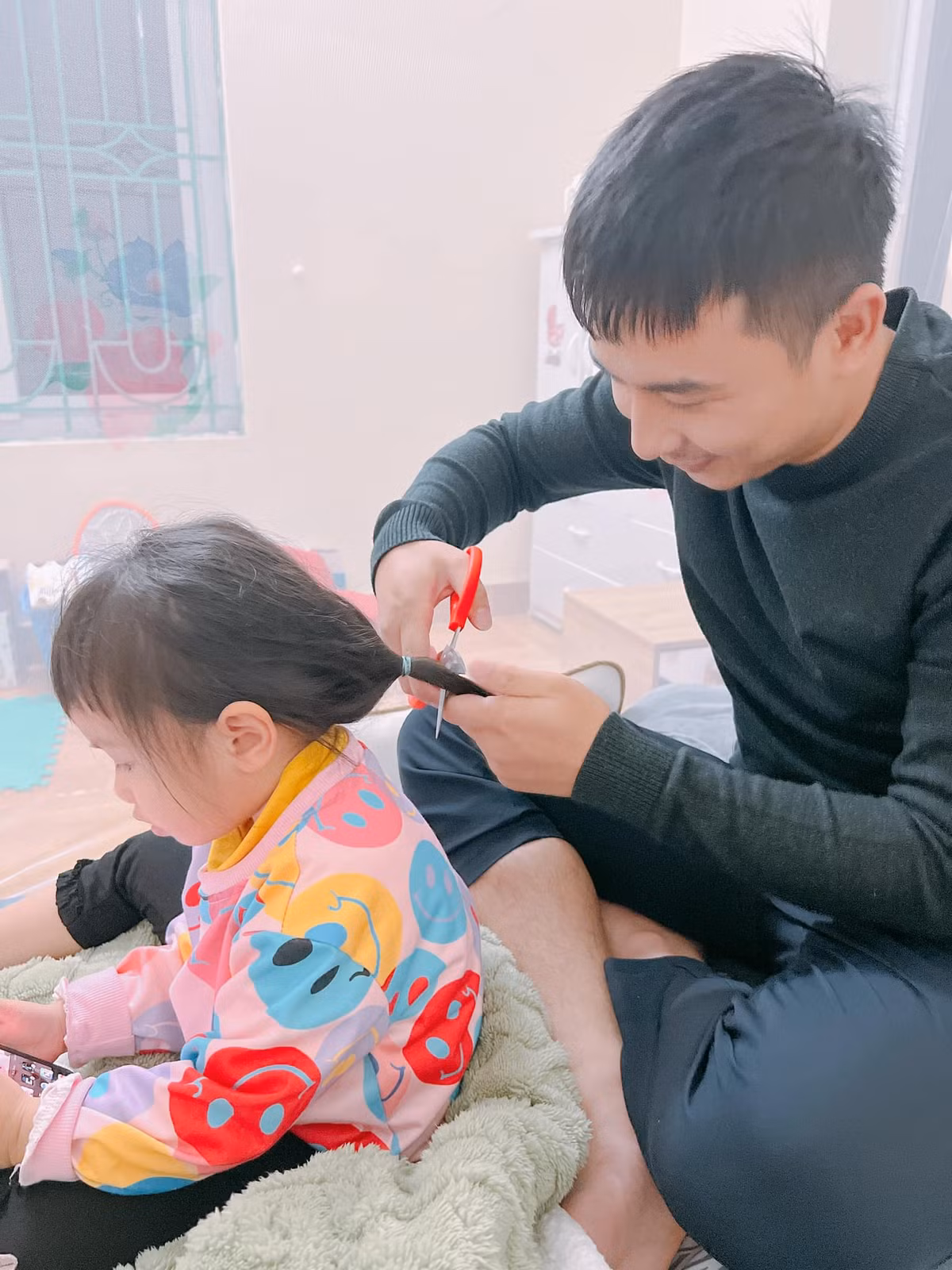 Và rồi dùng kéo cắt ngàng 1 đường cơ bản.