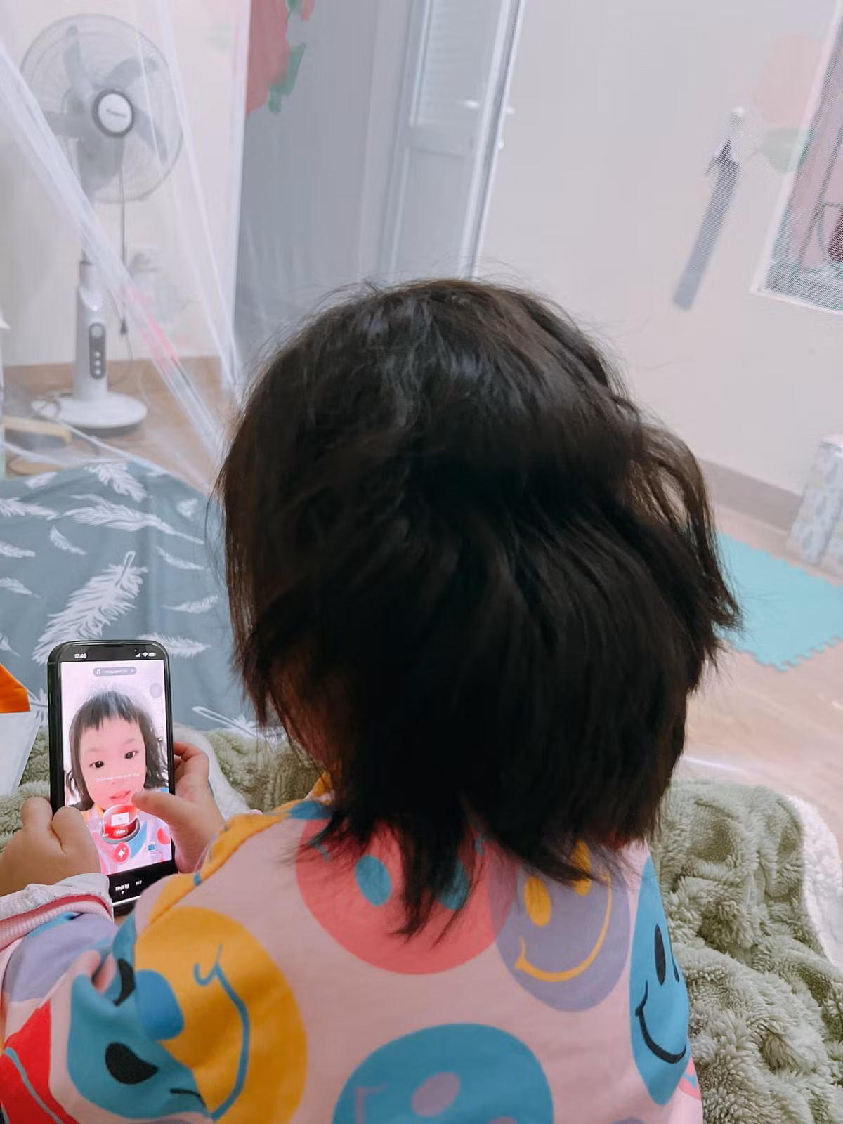 Bà mẹ bất lực: "Thôi từ giờ không dám giao cho lão chồng cái gì nữa hết, huhu phải đưa con bé ra tiệm sửa gấp chứ không thể để như này được".