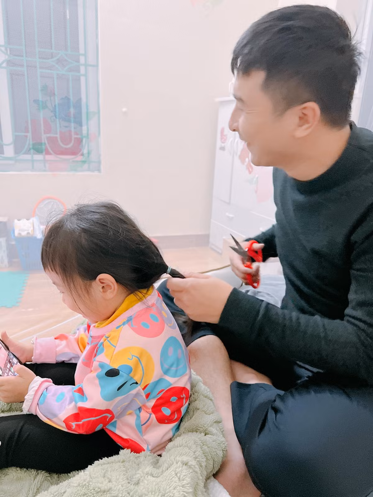 Nhìn hình ảnh này, netizen không khỏi thở dài và thầm cầu nguyện cho mái tóc xinh xắn.