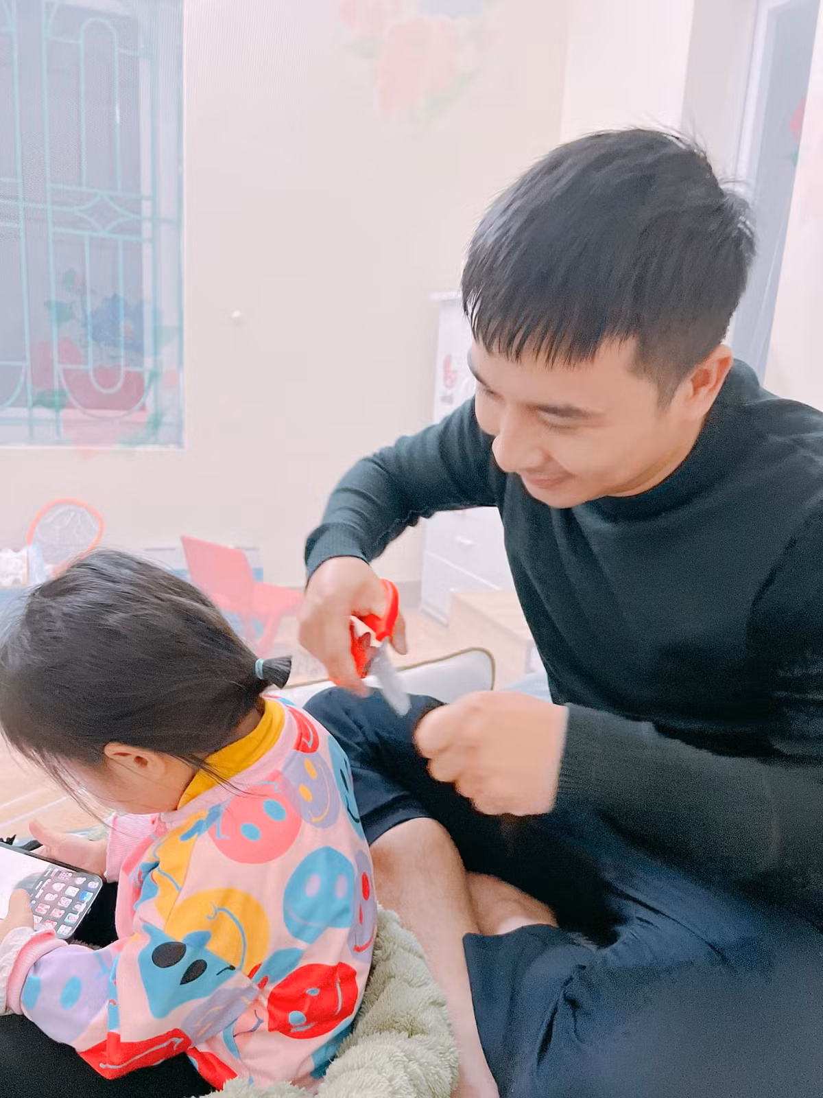Kết quả khiến bà mẹ không khỏi thở dài. Nhiều người cũng cảm thấy vừa cười vừa thương khi nhìn thấy thành quả: "Mấy ông bố luôn có những cách kỳ lạ để chăm con, cách thì nhiều nhưng không mấy hiệu quả", "xin lỗi vì đã cười nha".