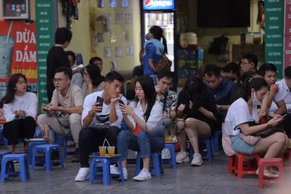 Cặp đôi không ngần ngại trò chuyện vui vẻ, liên tục tựa vai tại nơi công cộng chứng tỏ họ không hề có ý định giữ kín mối quan hệ. Trong nhiều khoảnh khắc, tiền đạo Tiến Linh đắm đuối nhìn bạn gái khiến người hâm mộ thích thú.