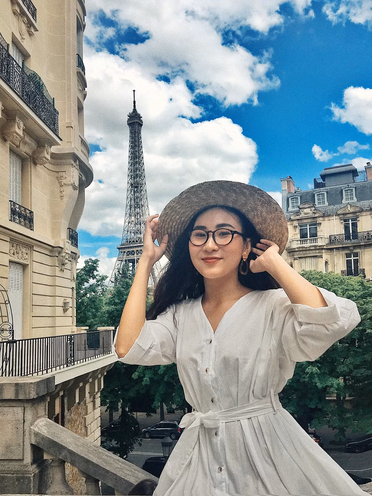 Cô nàng sinh năm 1997 này hoàn thành xong 1 bằng Đại học về sư phạm nghệ thuật, hiện tại chuẩn bị tốt nghiệp bằng đại học thứ 2 về sư phạm tiếng Anh.