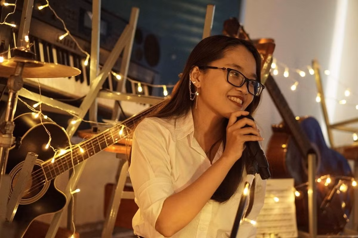 Bây giờ Quỳnh Chi đã trở thành hot girl 20 tuổi đang là sinh viên năm 2 ngành ngoại ngữ trường Đại học Ngoại ngữ và Tin học TP. Hồ Chí Minh.