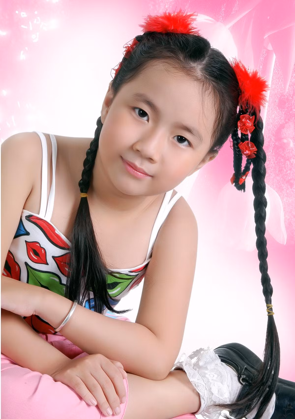 Bé gái sinh năm 1998 ngày nào giờ đã khác và trưởng thành hơn rất nhiều. Hiện tại, Bảo Trâm đang hoàn thành năm cuối 2 bằng cử nhân tại một trường Đại học bên Mỹ.