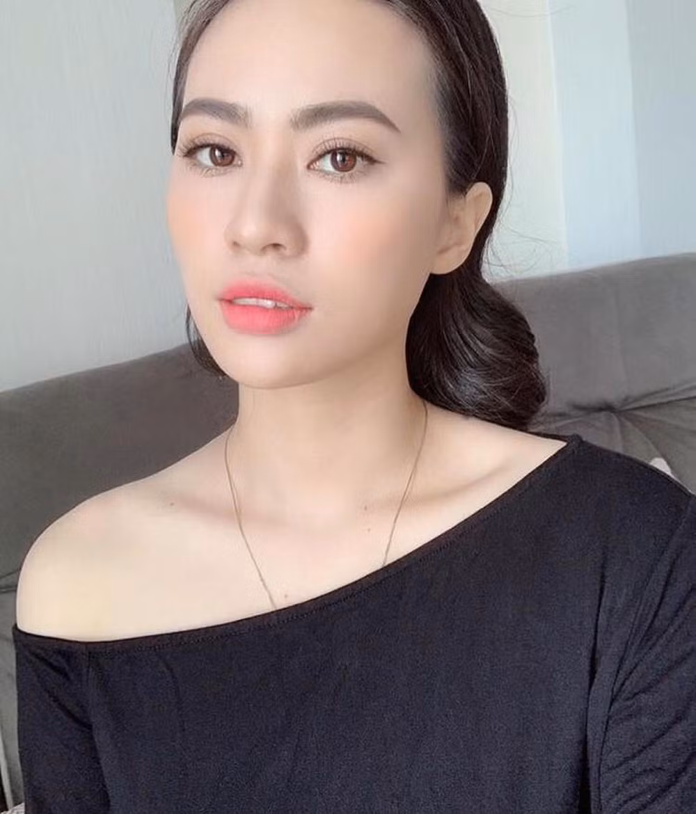 Sau khi chia tay Nhật Lê, Quang Hải từng dính tin đồn với một loạt các hot girl nổi tiếng. Chẳng thế mà nam cầu thủ được mệnh danh là đào hoa nhất đội tuyển Việt Nam. Thảo Mi là cái tên đầu tiên bị nghi hẹn hò với tiền vệ quê Đông Anh.