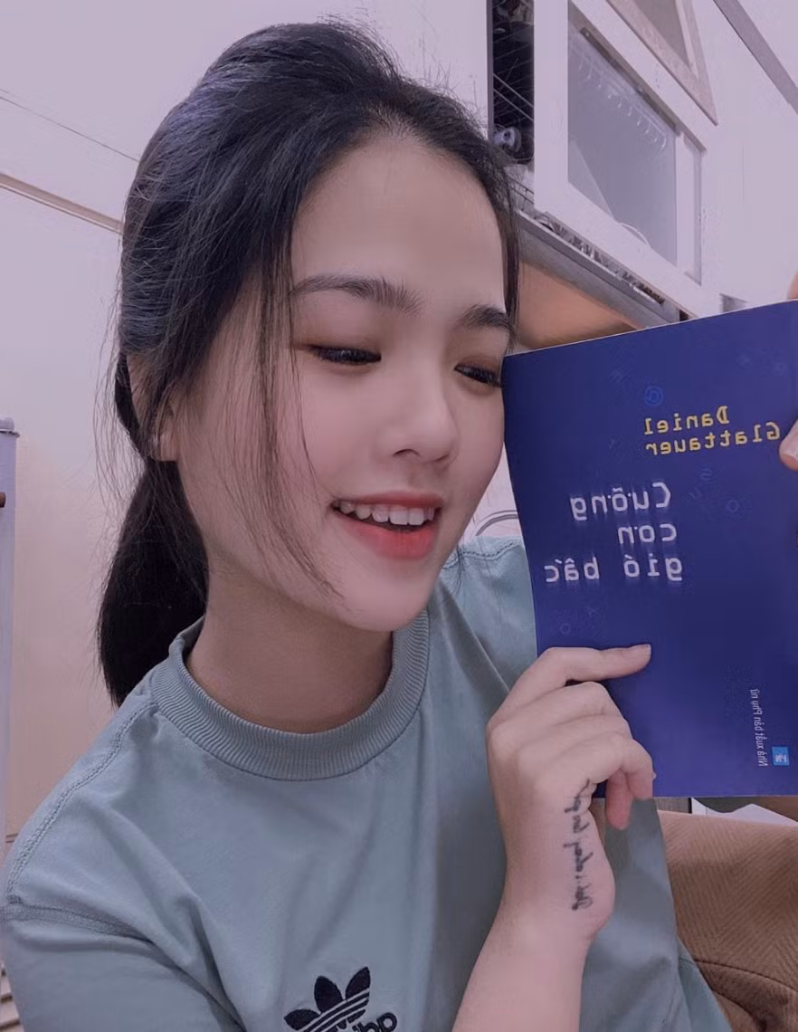 Cô nàng cho biết cách học tiếng Anh nhanh và dễ nhất đó chính là xem phim có phụ đề và ghi lại từ mới vào sổ tay. Thế nhưng, Huyền My lại viết sai từ "Vietsub" thành "Vietsup".