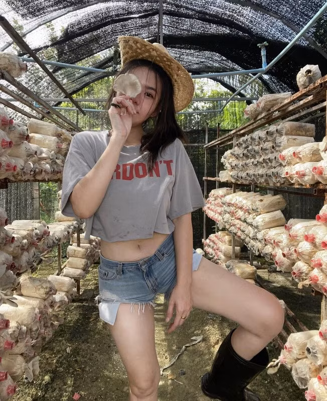Trong loạt ảnh hóa thân thành nông dân, nàng hot girl diện những trang phục thiếu vải như quần jean ngắn, áo croptop.