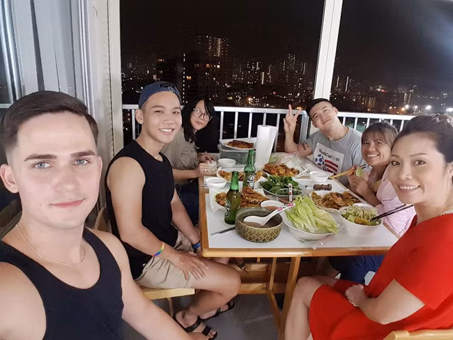 Trong chương trình thì đầy duyên dáng, ở ngoài đời, Luân Vũ cũng là thầy giáo cực kỳ đáng yêu, vui tính theo nhận xét của nhiều người.