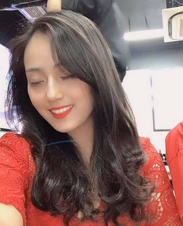 Đặc biệt, dù chỉ chụp từ góc nghiêng nhưng chừng đó cũng đủ để thấy vẻ ngoài xinh đẹp của cô giáo với mái tóc xoăn nhẹ buông xoã, sống mũi cao và góc nghiêng gương mặt cực kỳ thanh tú. Tuy nhiên trang báo của Trung Quốc cho rằng những cô gái với vẻ ngoài xinh đẹp trong cuộc sống không hề ít, bởi vậy chính sự tỉ mỉ, chăm chú lo lắng cho các em học sinh của cô giáo này mới là thứ chiếm được rất nhiều cảm tình của cư dân mạng.